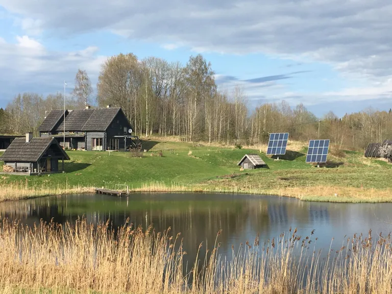 Moodne autonoomse energiasüsteemiga taluansambel Haanjamaal.
