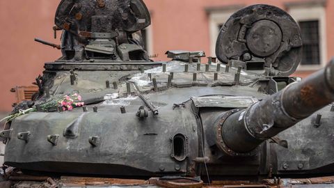 На площади Вабадузе установили подбитый российский танк