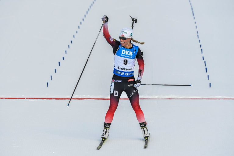 Norralanna Tiril Eckhoff laskesuusatamise MMil naiste 10 kilomeetri jälitussõidu finišis