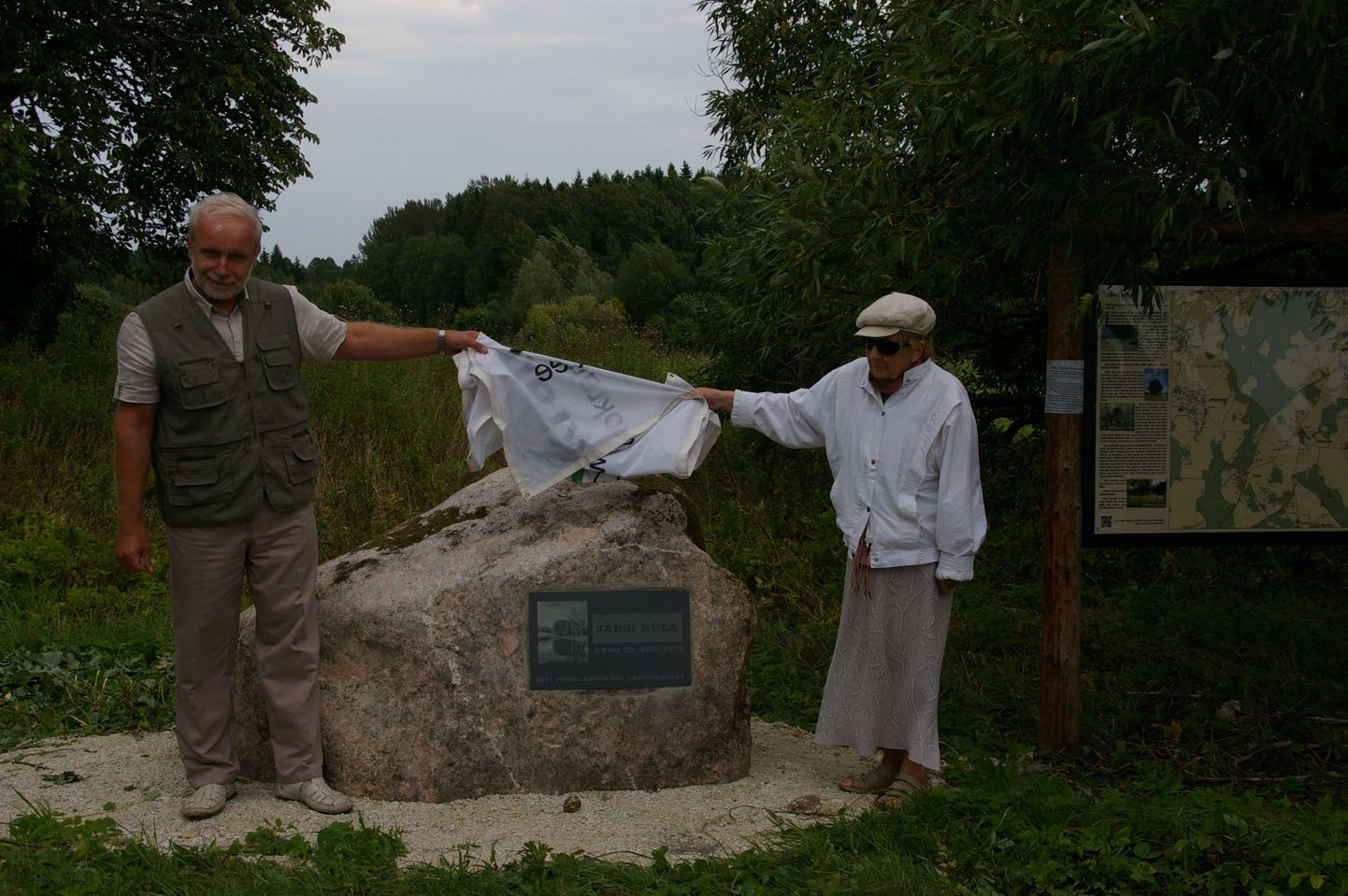 Järsi küla mälestuskivi avamine. Katte eemaldasid 87. aastane endine Järsi küla elanik Ilme Edel ning Tamsalu vallavanem Toomas Uudeberg.