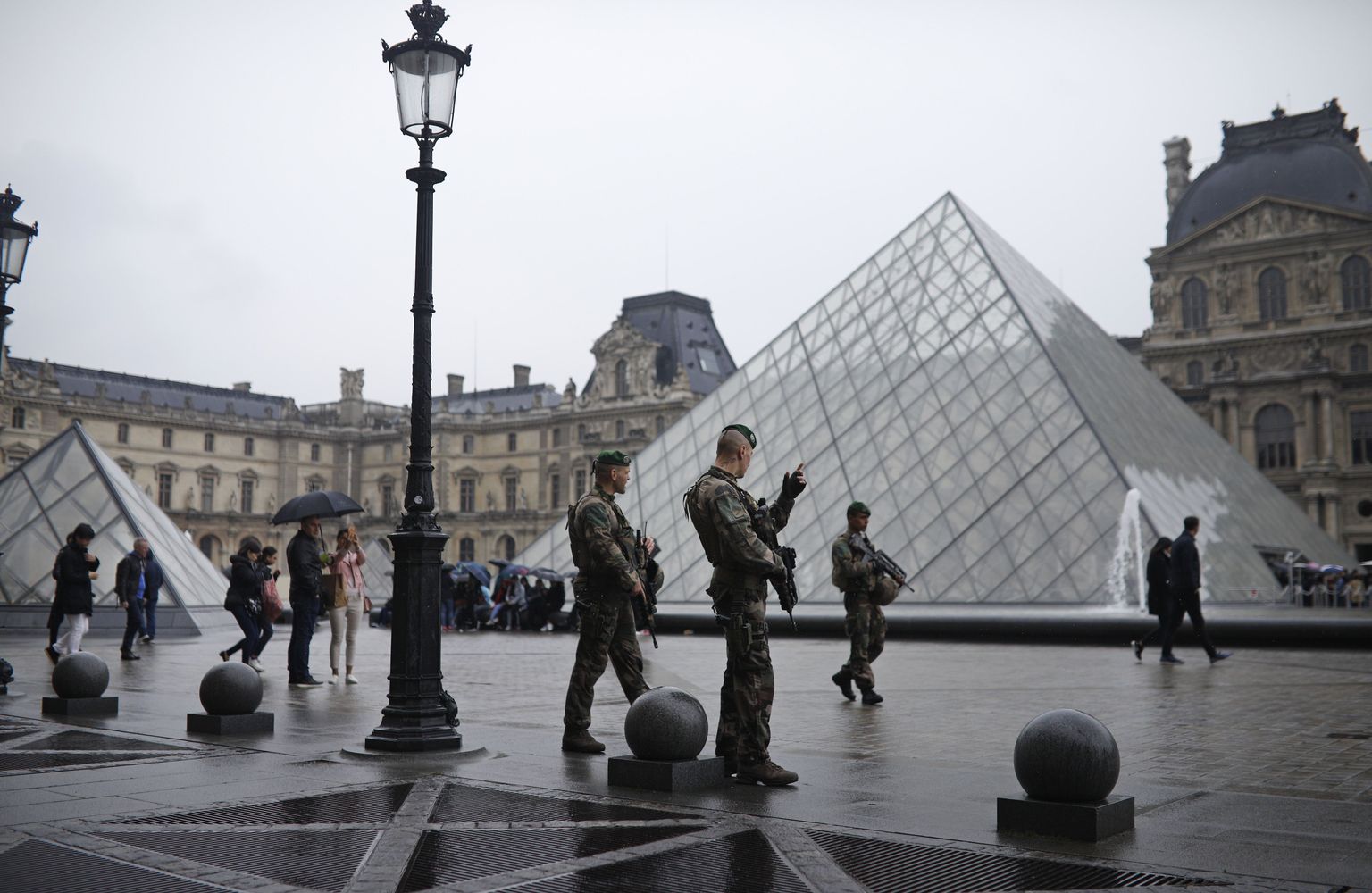 Prantsuse sõdurid Pariisis Le Louvre´i muuseumi juures.