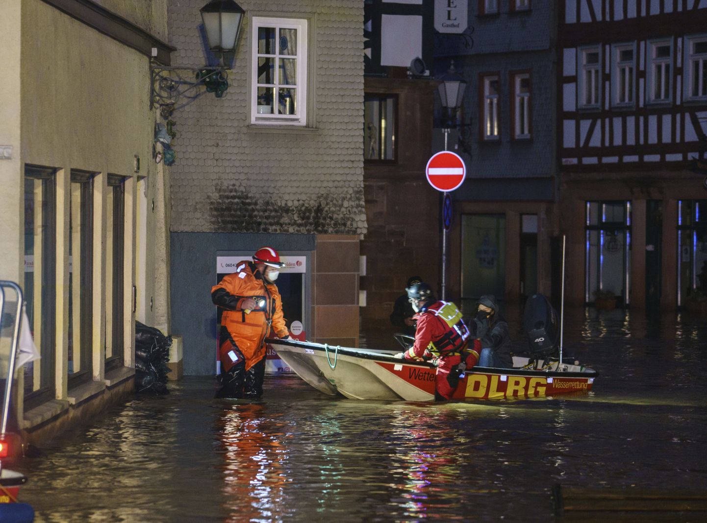 Saksa päästetöötajad aitamas Büdingenis tulvalõksu jäänud inimesi.