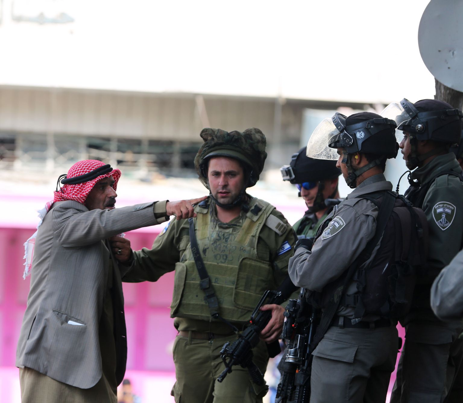 Palestiinlane rääkimas Iisraeli politseinike ja sõduritega