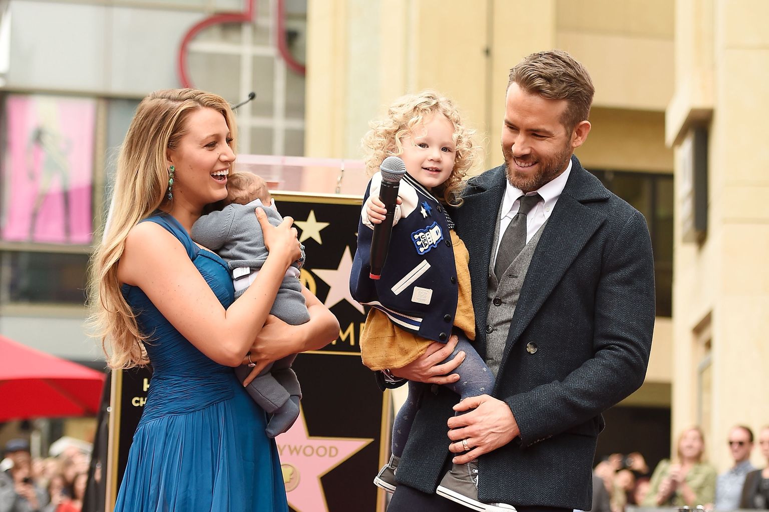 Blake Lively koos abikaasa Ryan Reynoldsi ja lastega.