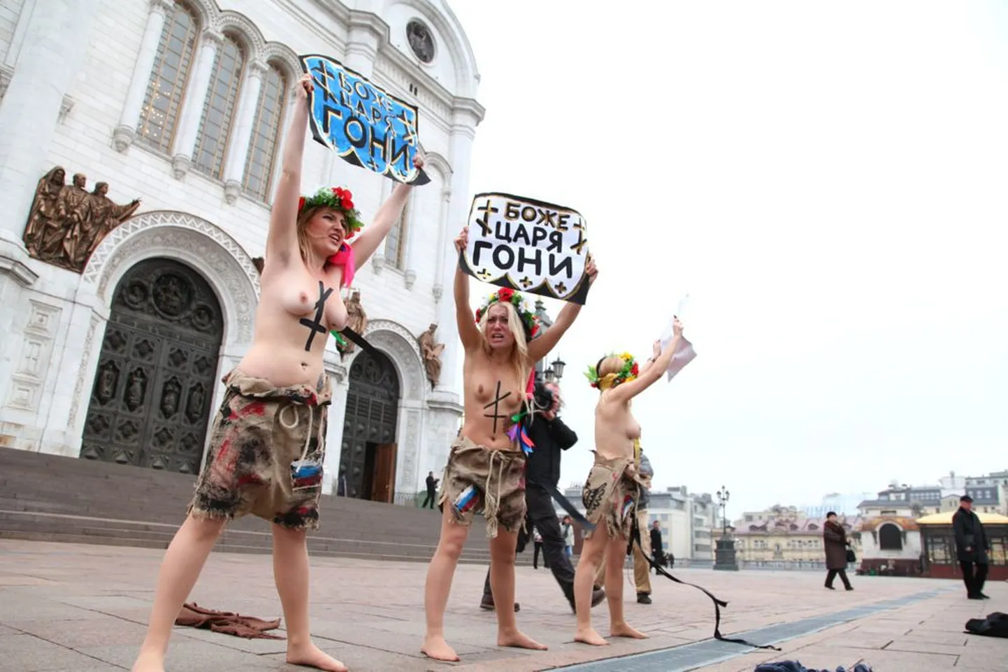 Акция FEMEN у храма Христа Спасителя