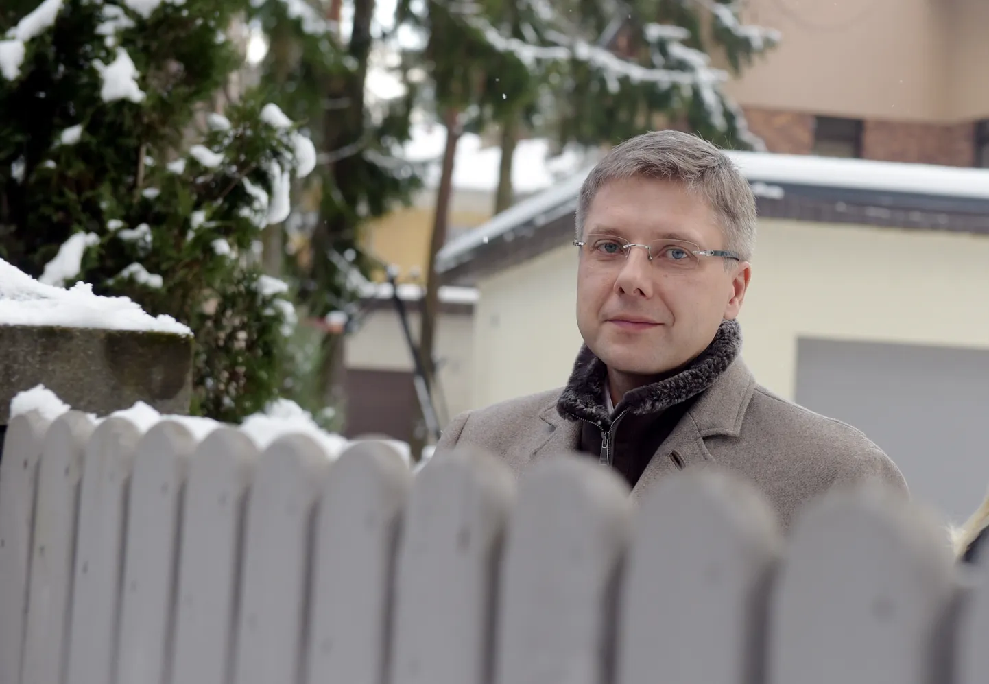 Rīgas domes priekšsēdētājs Nils Ušakovs pie savas mājas Mežaparkā, kur Korupcijas novēršanas un apkarošanas biroja darbinieki veica kratīšanu.