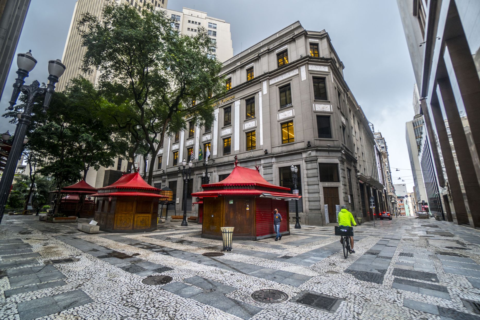 Suletud ärid Sao Paulo tänavatel.