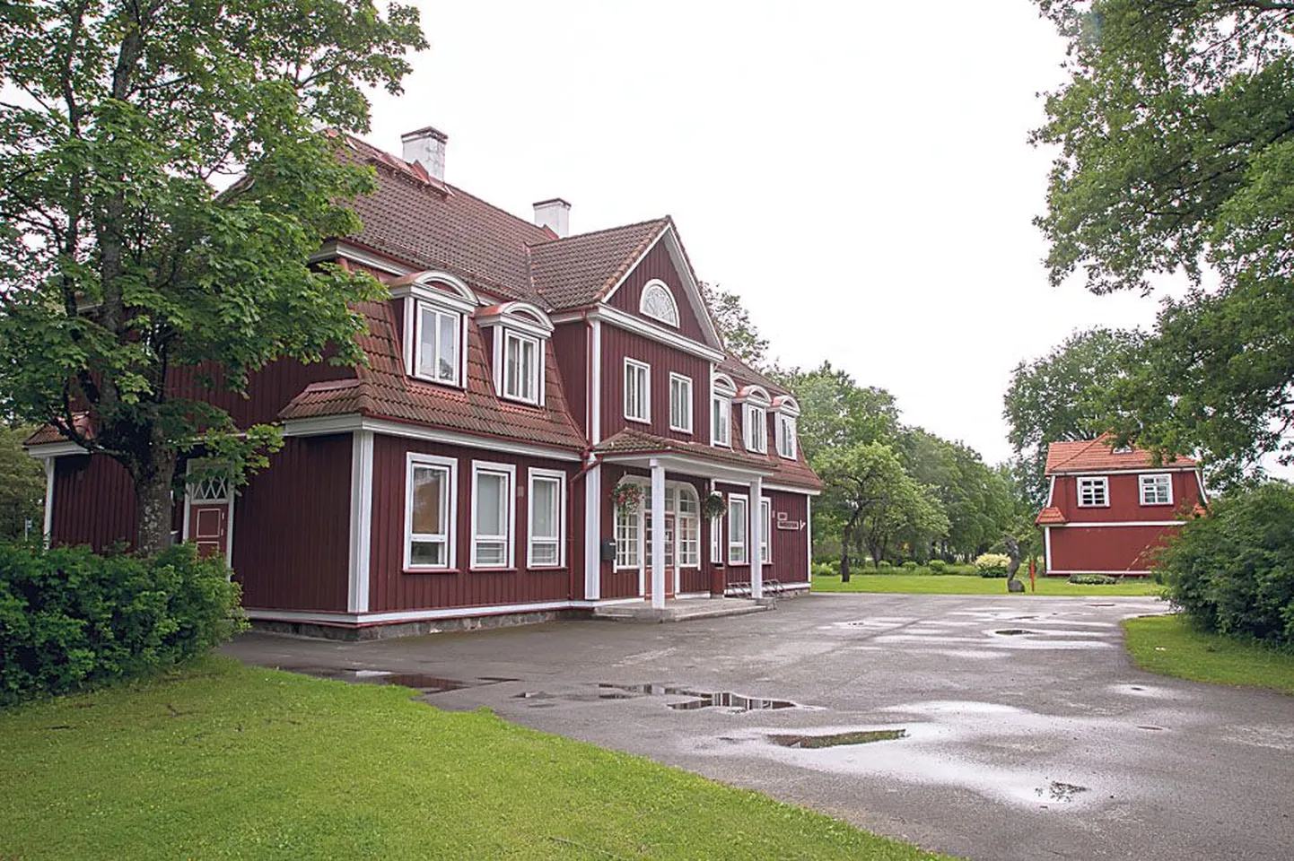 Sindi aastatel 1927–1929 ehitatud jaamahoone, raudteelaste elamud ja abihooned moodustavad hästi hoitud ja heakorrastatud ümbrusega terviku.