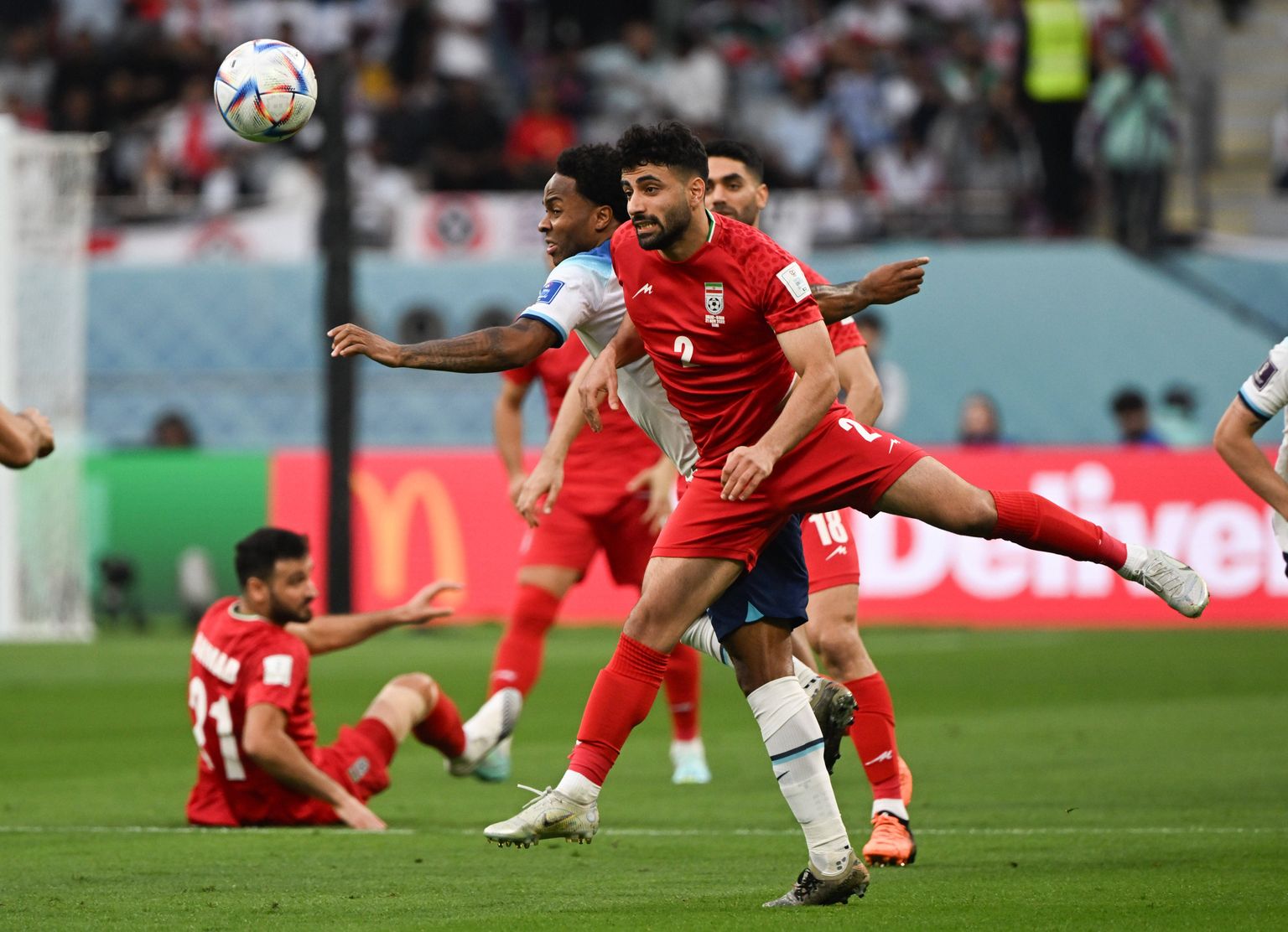 Iraani pallurid (punases) avamängus Inglismaaga.