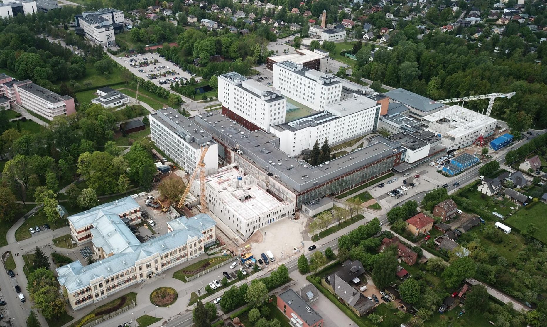 Tartu ülikooli kliinikumis käib praegu mitme uue hooneosa ehitus. Ka traumatoloogia osakond, kus sisetemperatuur läinud nädalavahetusel ebameeldivalt kõrgeks tõusis, on hiljuti renoveeritud.