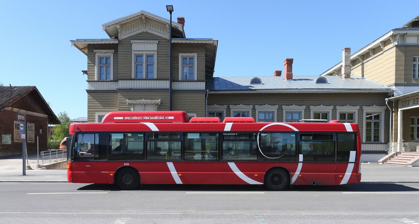 Linnaliinibuss Tartu raudteejaama ees.