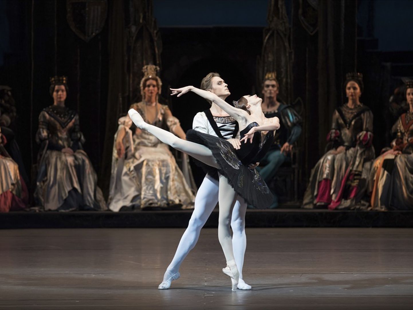 Tšaikovski kullavaramusse kuuluv klassikalise tantsu armastatuim meistriteos «Luikede järv» on taas laval uute osatäitjatega. Moskva Suure Teatri esitatud tehniliselt rasket ja säravaid emotsioone täis etendust, milles rabav maailmakuulus balletitrupp esitab täiusliku kooslusena prints Siegfriedi ja kaksikisiksuse Odette’i/Odile’i legendaarse armastusloo, lihtsalt peab nägema.
