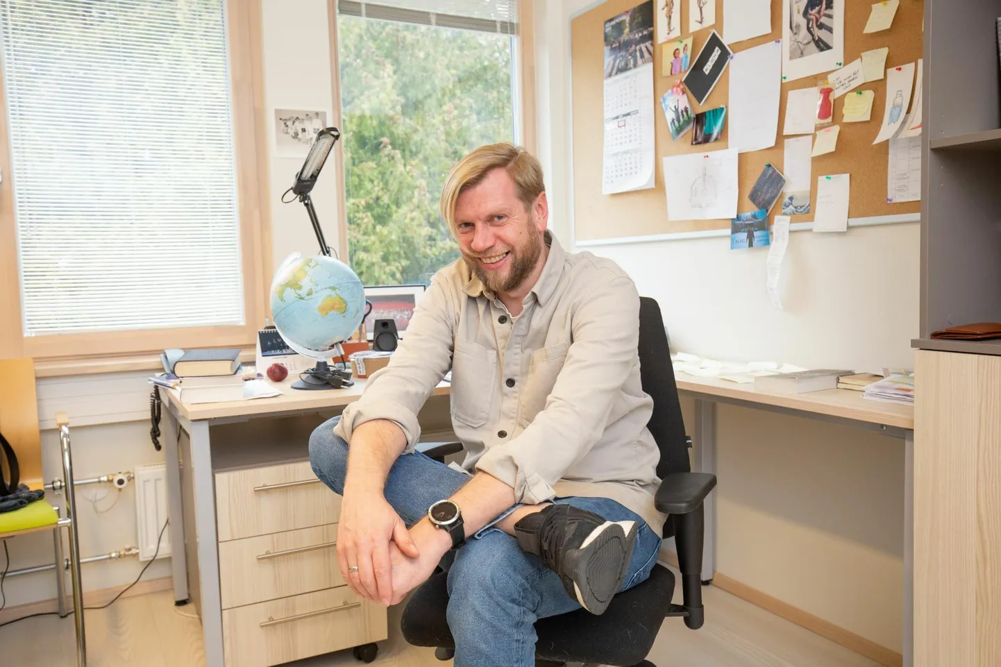 Tanel Jonasel on üsna tore kabinet, mille ta on saanud oma käe järele sättida ja mille aknast avaneb vaade surnuaiale – memento mori.