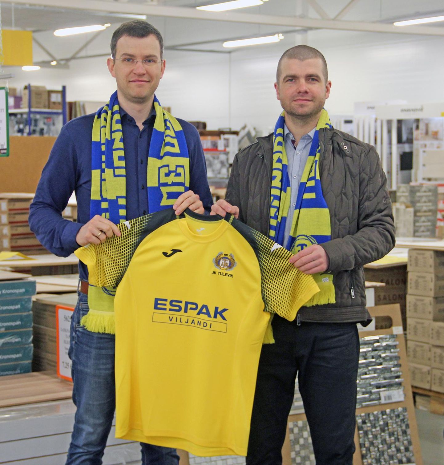 Aktsiaseltsi Espak Viljandi juhatuse esimees Timo Riitmuru ja Viljandi jalgpalliklubi Tulevik president Raiko Mutle näitavad jalgpalliklubi uut särki.