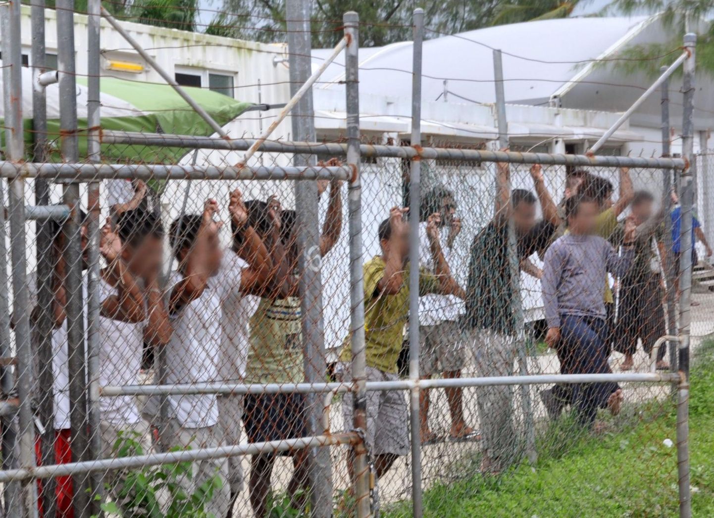 Austraaliasse jõuda lootnud paadipõgenikud 2014. aasta märtsis naaberriigile Paapua Uus-Guineale kuuluval Manuse saarel asunud põgenikekeskuses. Mullu novembris suletud kinnipidamisasutus paistis silma kehvade elamistingimuste poolest.