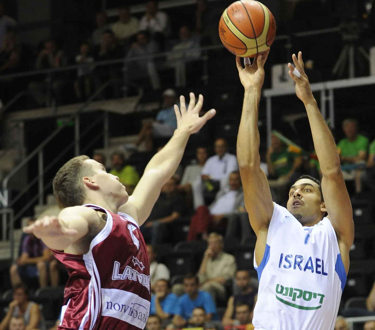 Israeli korvpallur David Blu (paremal) kohtumises Läti vastu.
