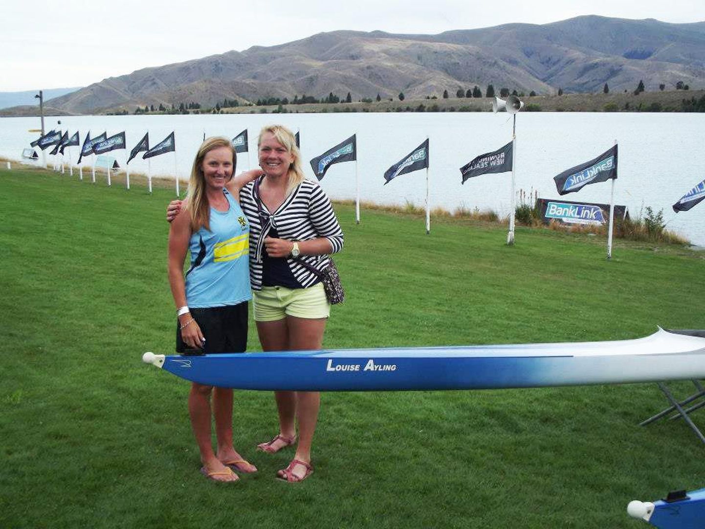 Uus-Meremaal harjutav Kaisa Pajusalu (paremal) Twizelis Ruataniwha järve ääres koos kohaliku tippsõudja Louise Aylinguga, kes on nagu paljud koondisekaaslasedki jõudnud karjääri jooksul MM-medalini.