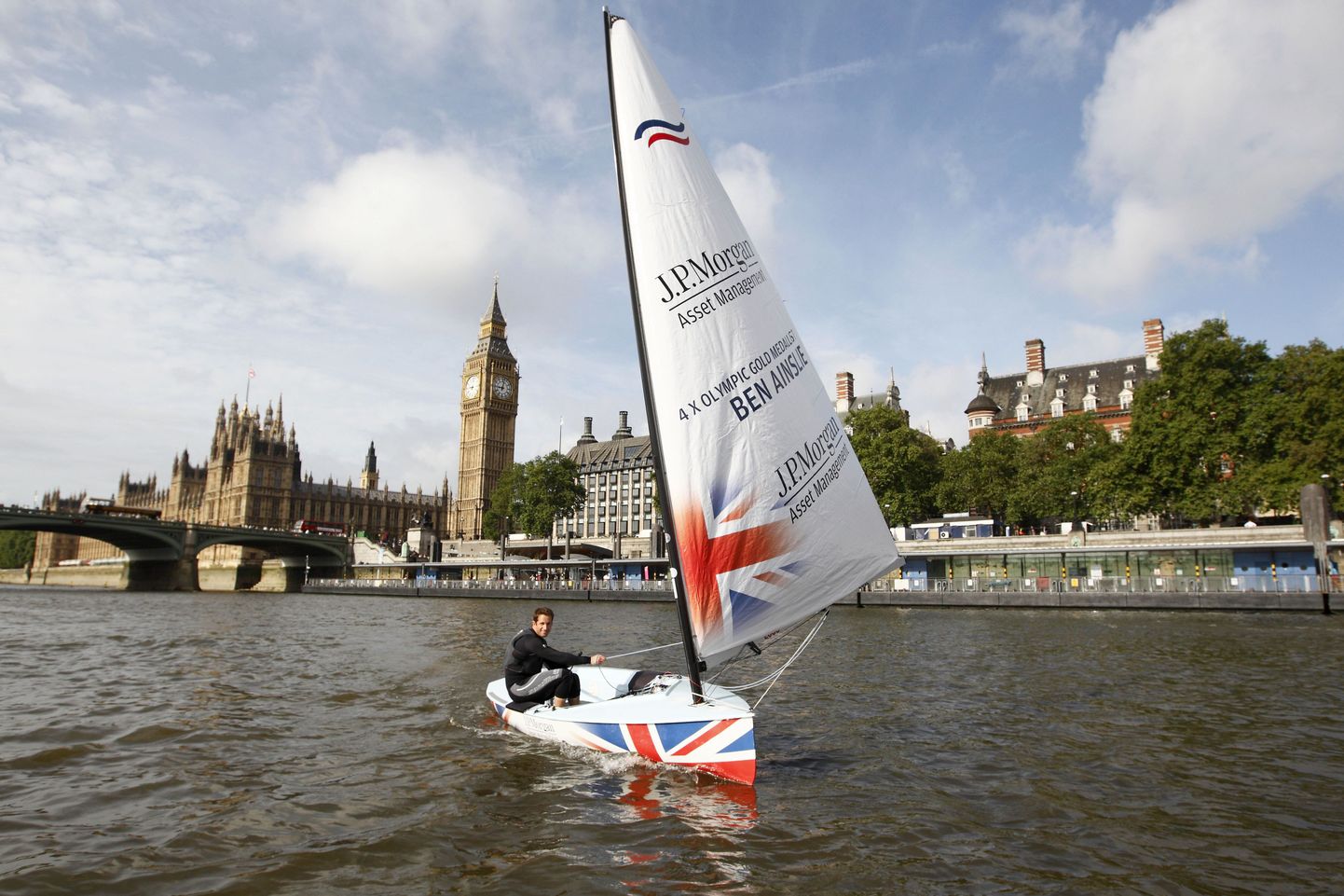 Neljakordne olümpiavõitja Ben Ainslie purjetamas mööda Thames'i jõge.