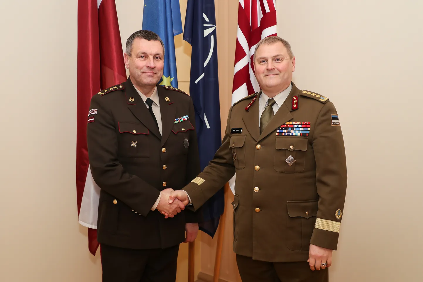 Läti kaitseväe juhataja Leonīds Kalniņš (vasakul) 2018. aastal kohtumisel toonase Eesti kaitseväe juhataja Riho Terrasega (paremal).