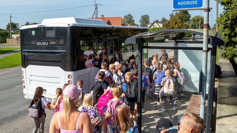 Õpilasliinide busse kasutab pool tuhat last
