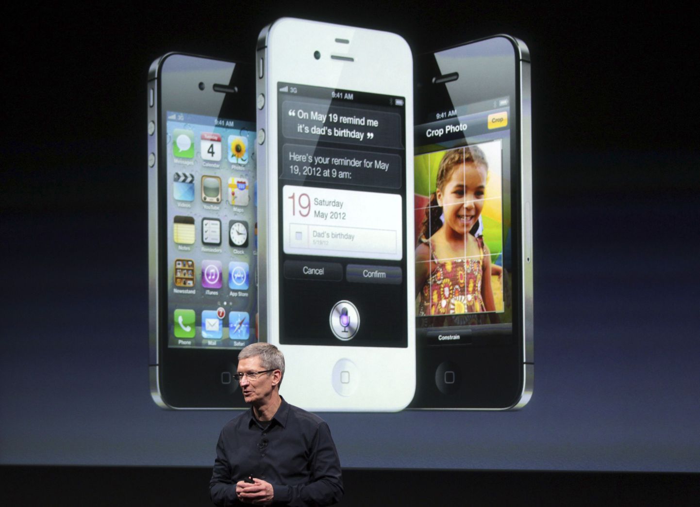 Глава Apple Тим Кук представляет iPhone 4S.