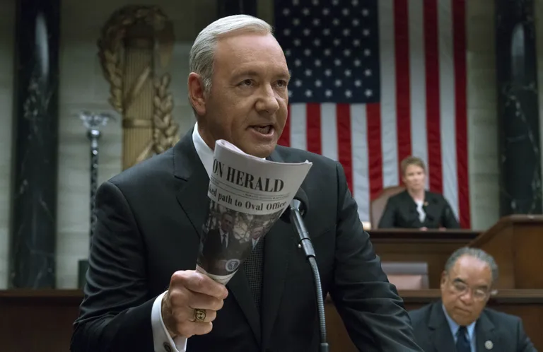 Kaader seriaalist «Kaardimaja», pildil Kevin Spacey