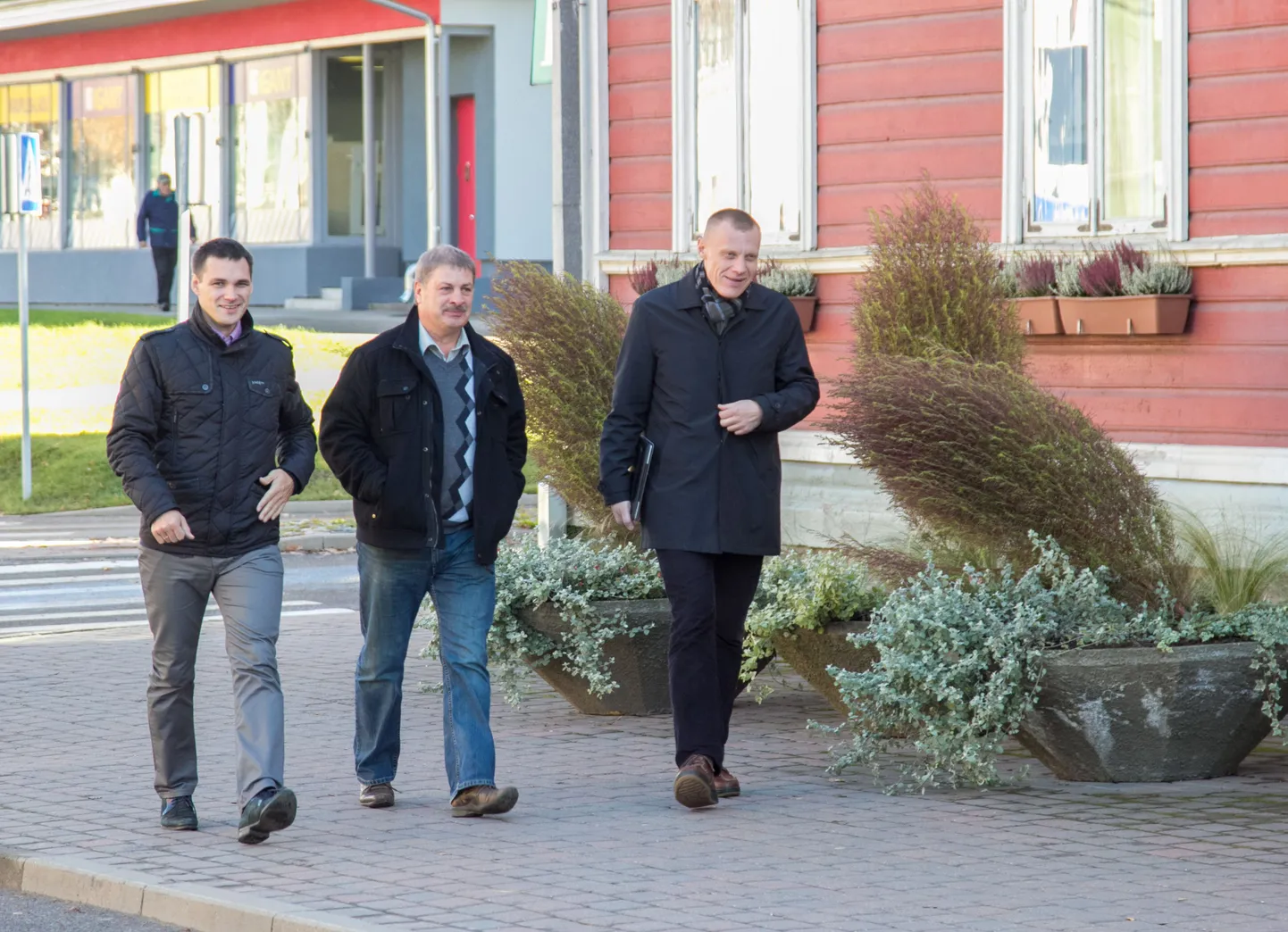 Reformierakond on tagasi. Endine linnapea Ivar Unt (vasakult) ja kunagine aselinnapea Enno Kase ning maavanem Margus Lepik käisid esmaspäeval sotsidega kohtumisel.