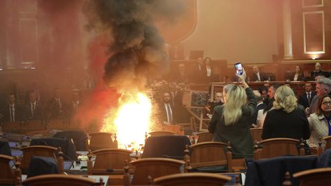 ВИДЕО ⟩ Оппозиция чуть не спалила парламент вместе с албанскими депутатами