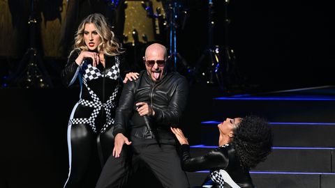 MR.WORLDWIDE ⟩ Riias esineb megastaar Pitbull, kes paneb ka puujalad tantsima
