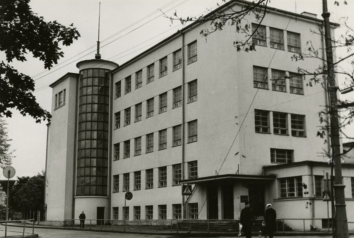 Основанная в 1923 г. Ревельская русская гимназия переехала в здание на углу улиц Крейцвальди и Кундери во время Второй мировой войны.