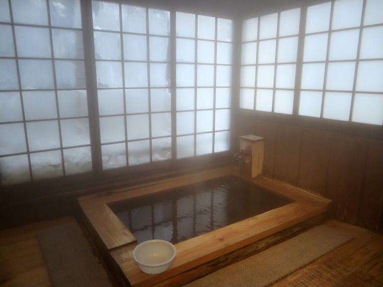«Sisevann» Ginzan onsenis. Kuna ruumil puudus igasugune soojustus, siis oli sisetemperatuur natukene üle nulli. Ei kutsu riideid ära võtma. Loo autori poolt tehtud pildid on ainult privaatvannidest, sest suurtes avalikes vannides olnuks see mõeldamatu.