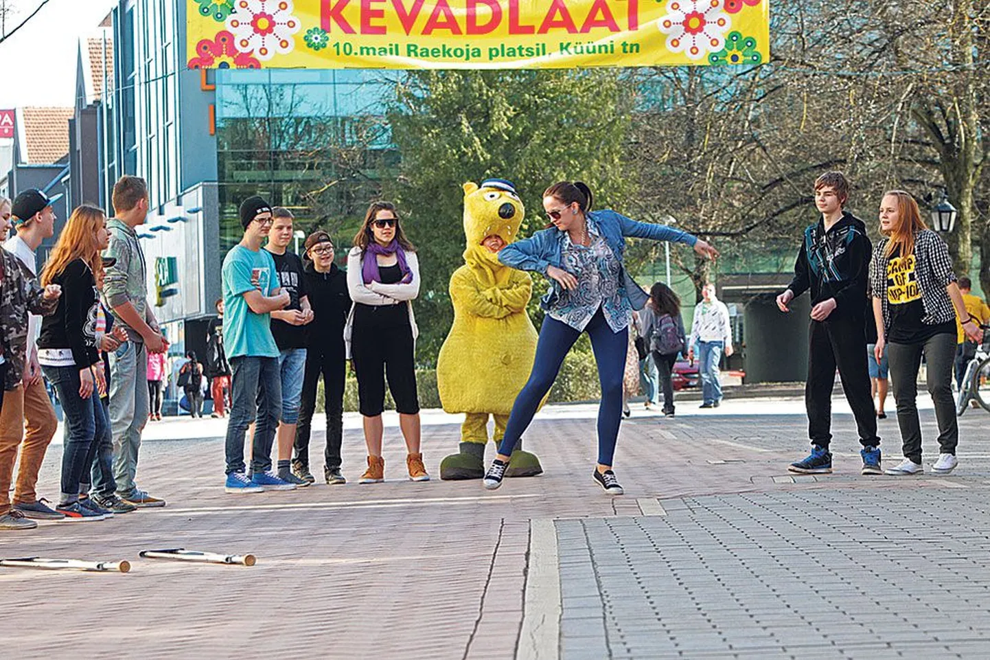 Kolmel korral, kell 16, 17 ja 18, heitsid tantsijad endalt tavalise jalutaja maskeeringu ja viskusid tantsima.