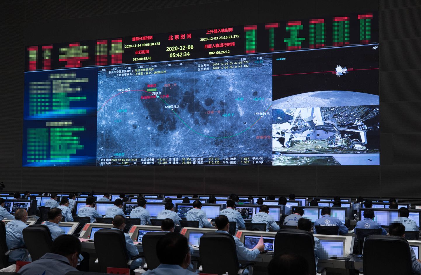 Hiina kosmosekeskuse töötajad jälgimas kuusondi põkkumist orbiidil asuva kosmoseaparaadiga.