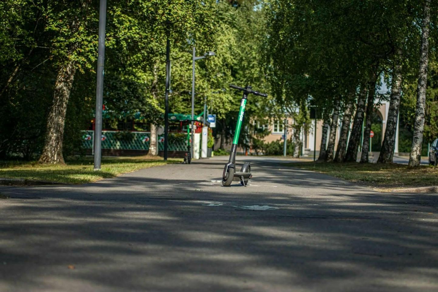 Pärnu linnavalitsus ja Bolt Operations sõlmisid lepingu, milles on kirjas renditõukerataste sõidukiirus, parkimiskohad ja kuidas tegutseda olukorras, kus mahajäetud tõukeratas takistab möödumist.