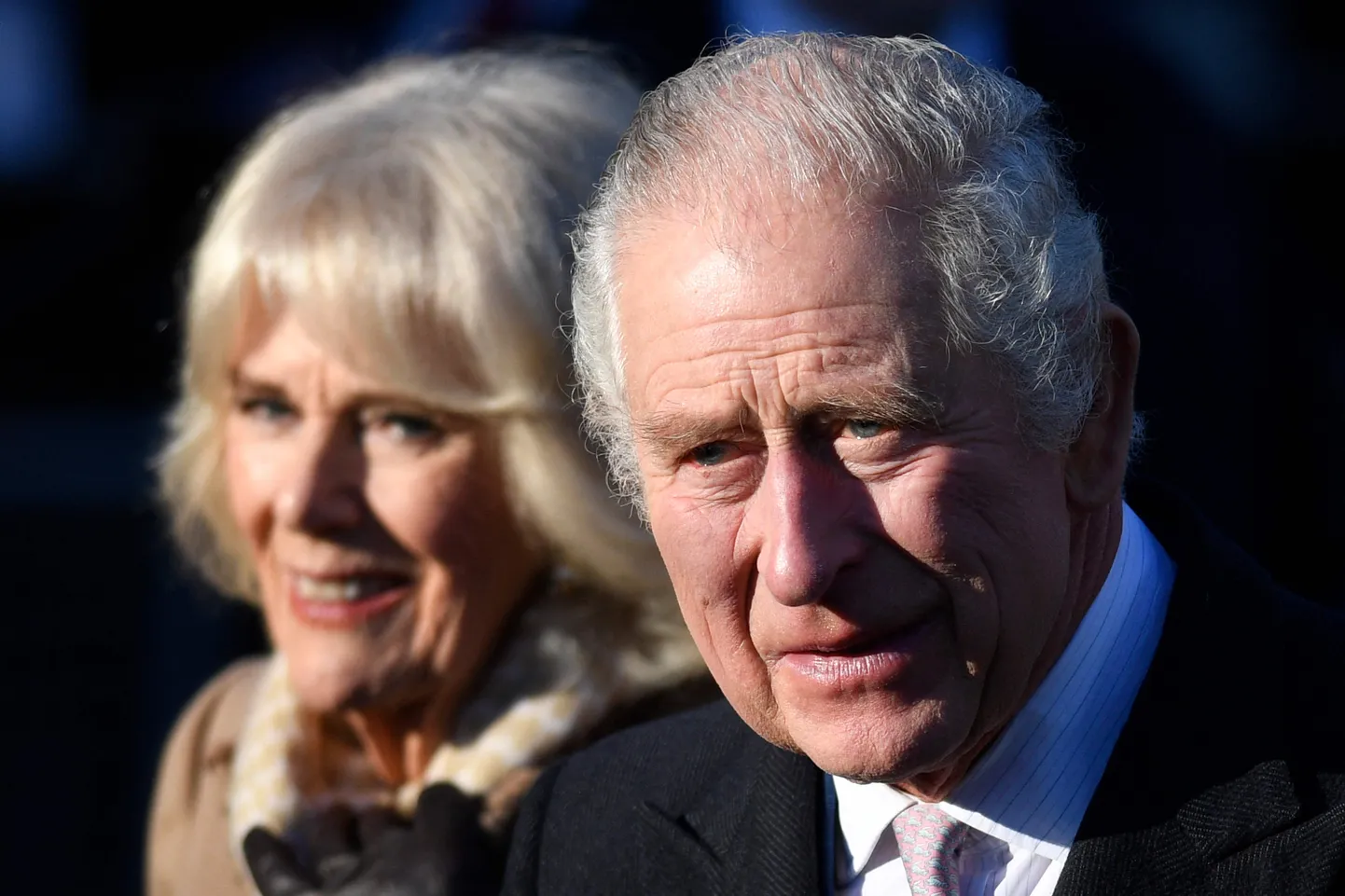 Esiplaanil Charles III, vasakul taamal kuninga abikaasa Camilla