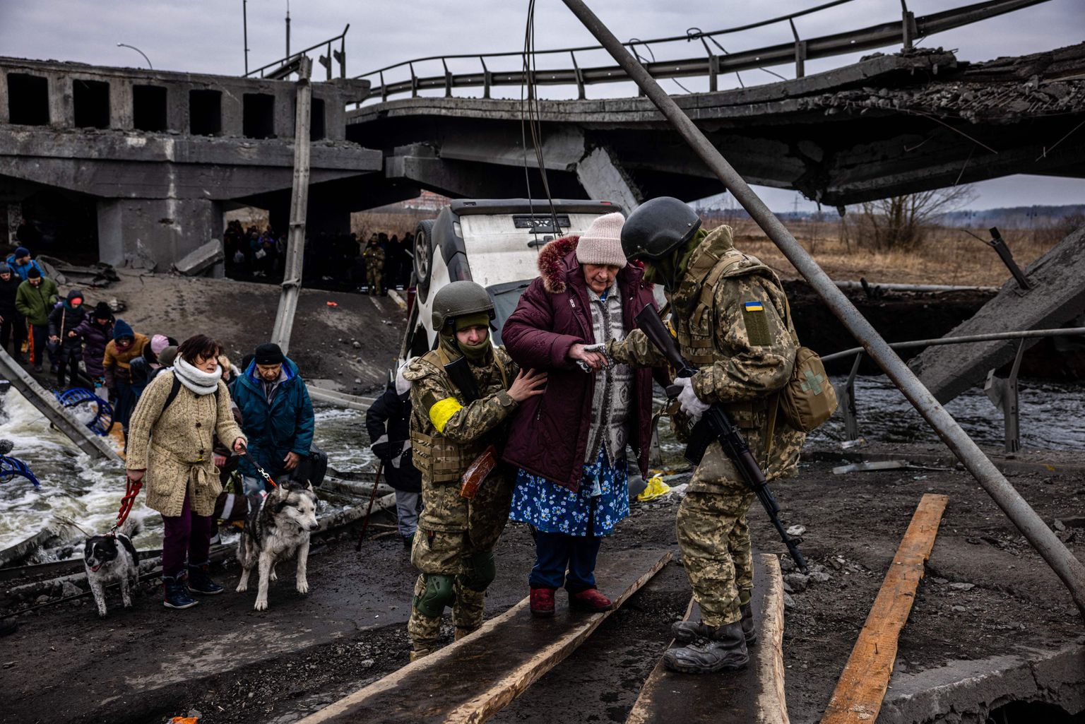 Ukraina sõdurid aitavad inimestel evakueeruda Irpini linnast.