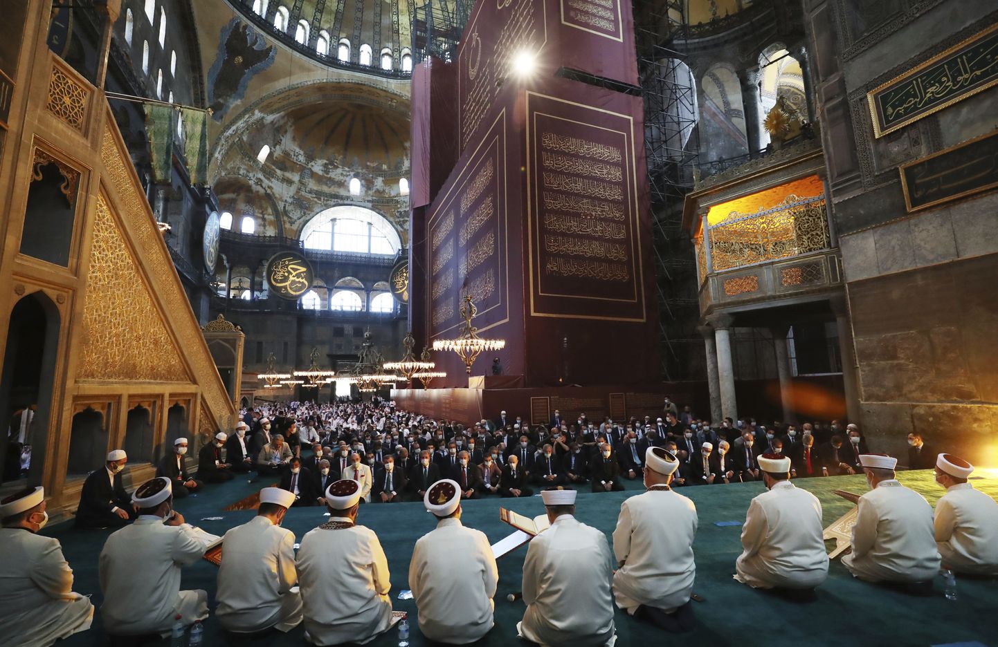 Imaamid juhivad üle aastakümnete esimest palvust Hagia Sophias.