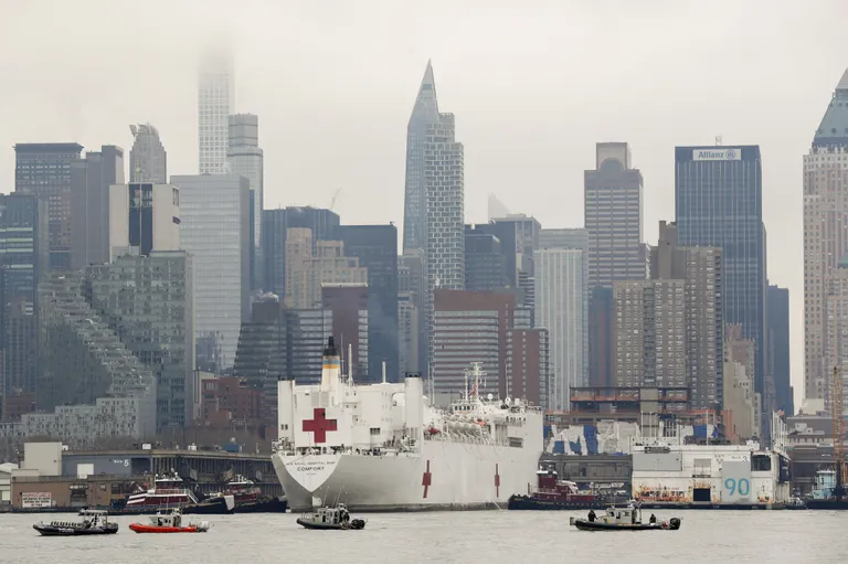 USA merevägi saatis New Yorgile appi meditsiinilaeva tuhande voodikohaga, et leevendada haiglate koormust.