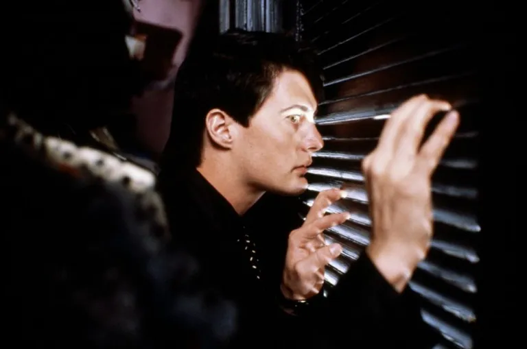 Blue Velvet- Jeffrey (Kyle MacLachlan) on võtnud kapist piiluda seksuaalakti.