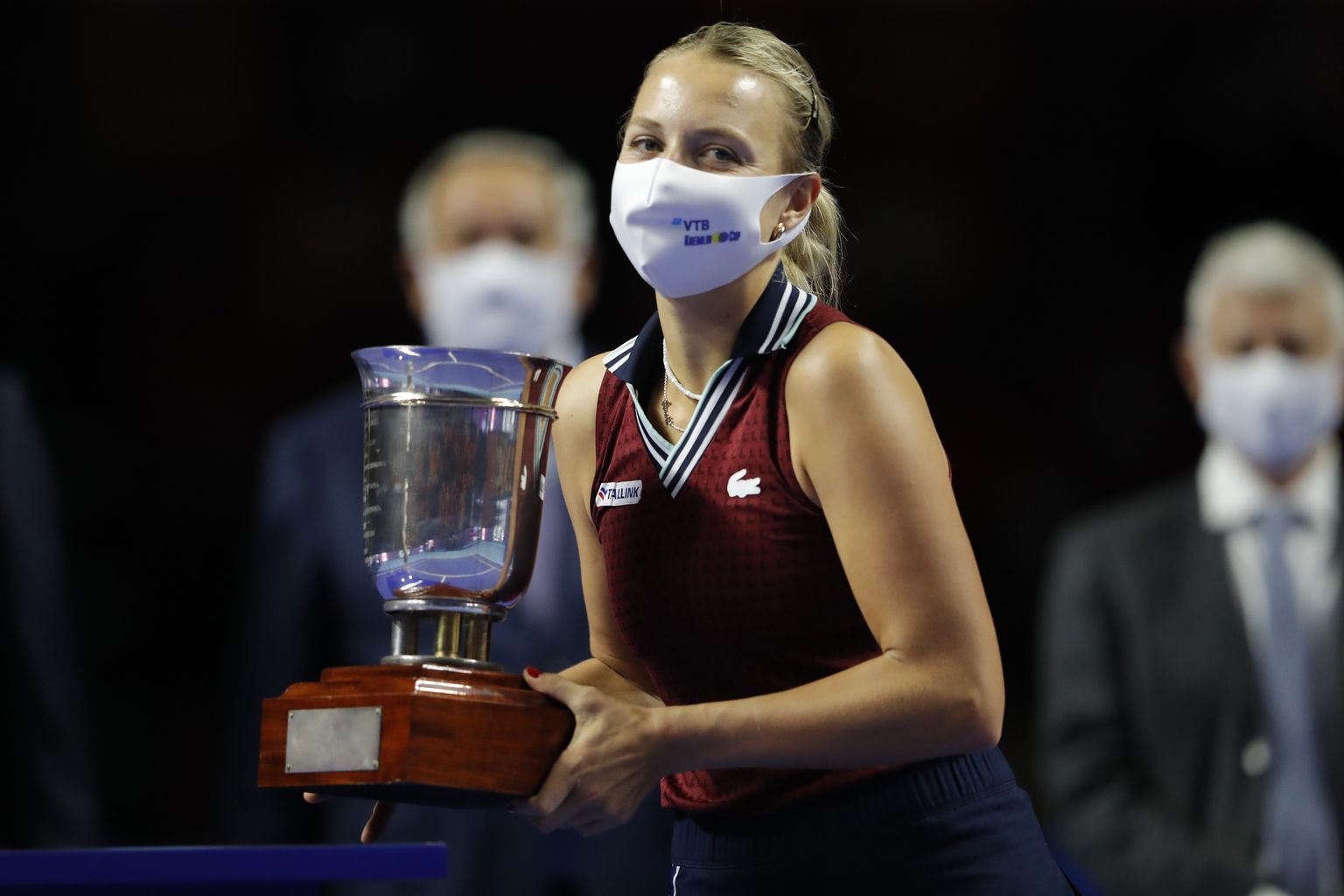 Anett Kontaveit WTA-turniiri võidukarikaga.
