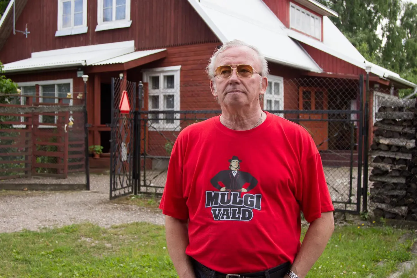 Heino Luige esikus ootab kahes pesas kokku toitu kaheksa pääsupoega. Peremees loodab väga, et nad suudavad lennuvõimeliseks kasvada.