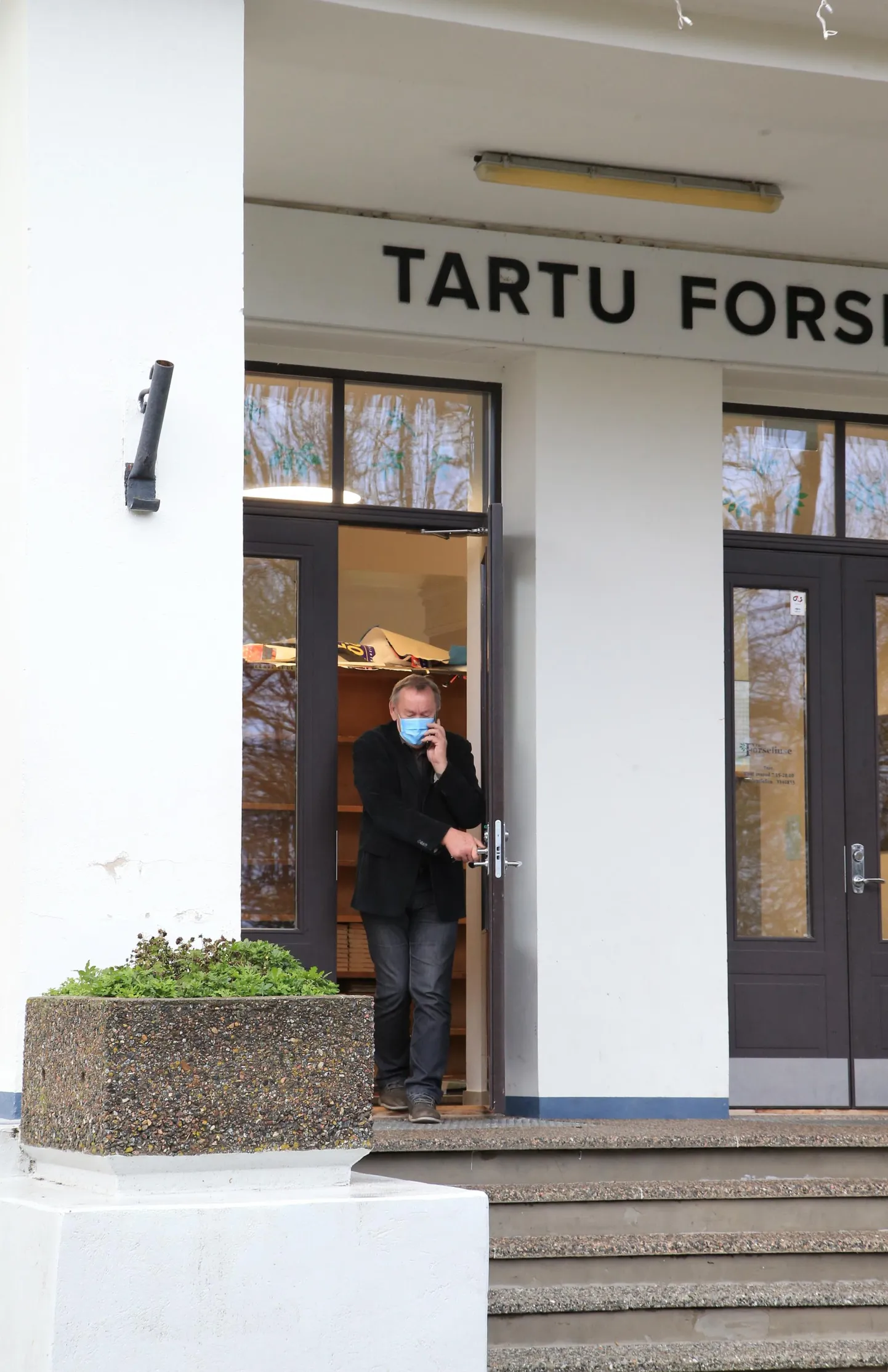Pildil Tartu Forseliuse kooli direktori Jüri Sasi