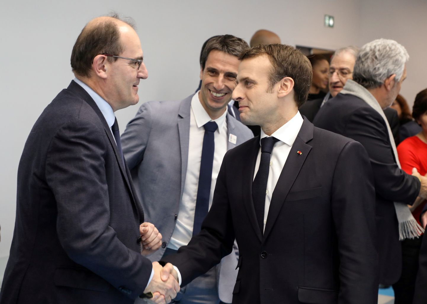 Prantsuse president Emmanuel Macron surub kätt vastsel peaministril Jean Castexil.