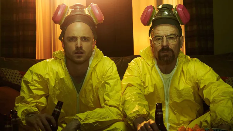 Kaader seriaalist «Halvale teele». Pildil Bryan Cranston Walter White'ina ja Aaron Paul Jesse Pinkmanina