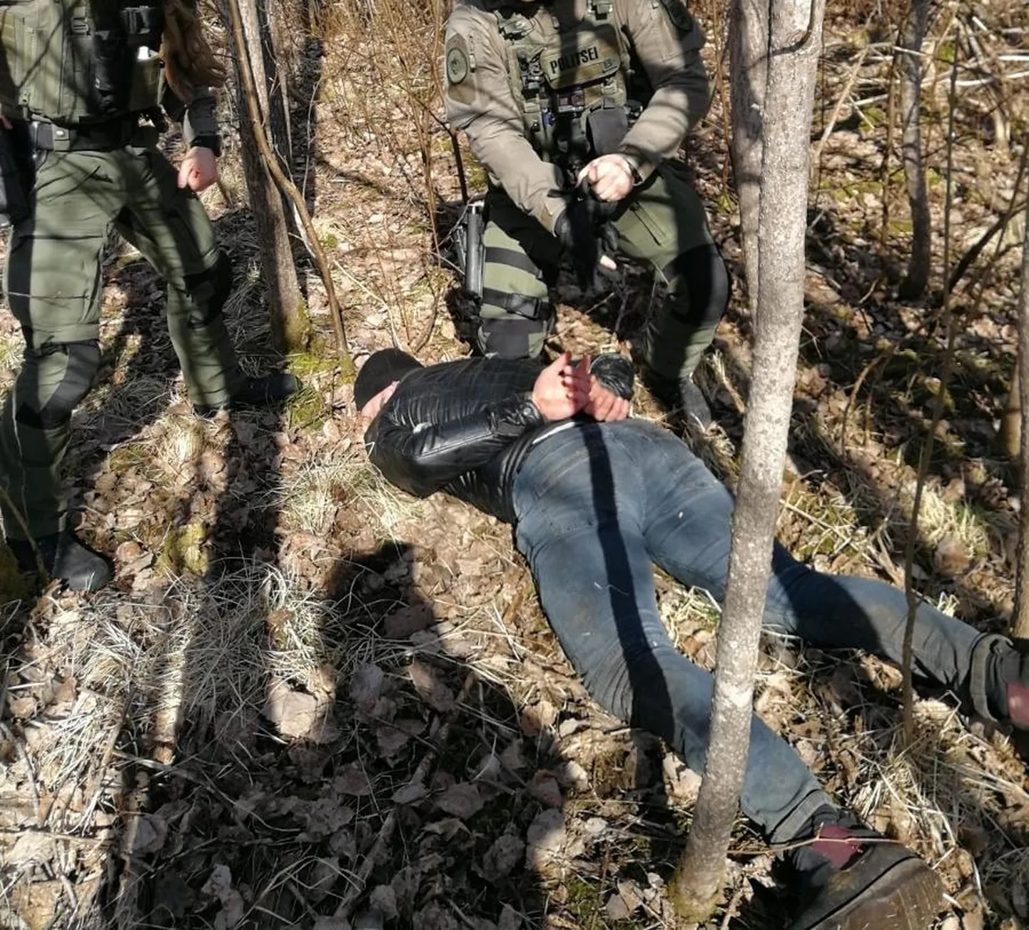 Politsei tabas poode ja tanklaid rüüstanud vargad möödunud kevadel Sürgavere lähedalt. Varastel oli sel õhtul selja taga neljas luhtunud rööv Vastemõisa kauplusse.