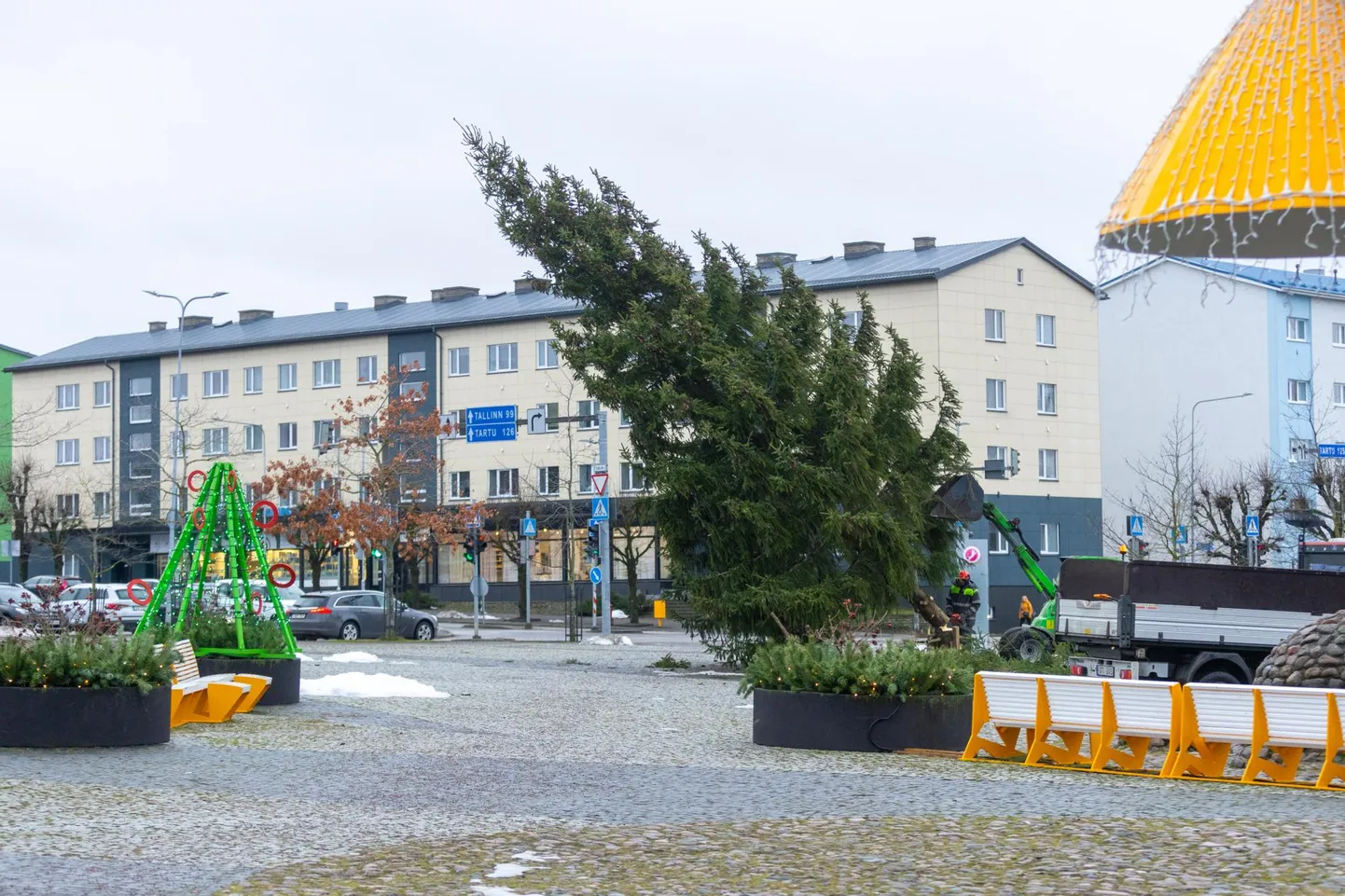 Veebruari hakul langes Rakvere Keskväljakul jõulupuu.