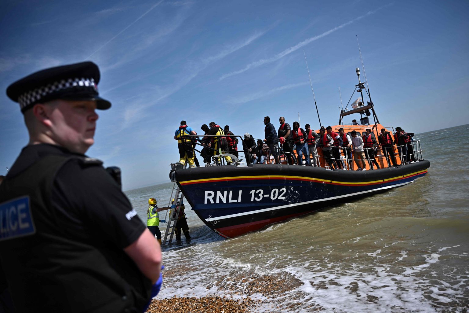 Briti politseiohvitser 15. juunil valvamas, kuidas Inglise lõunarannikule saabub päästepaat migrantidega, kes leiti ületamas Inglise kanalit.