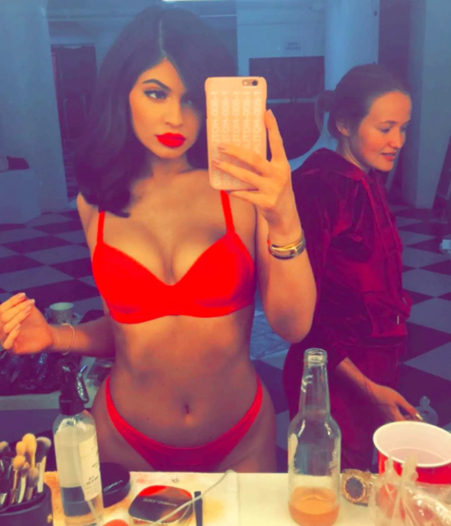 Kylie Jenner välgutas punases pesus seksikat vormi