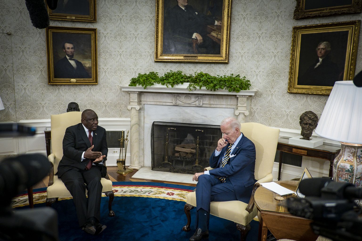 USA president Joe Biden ja tema Lõuna-Aafrika Vabariigi kolleeg Cyril Ramaphosa Valges Majas vestlemas.
