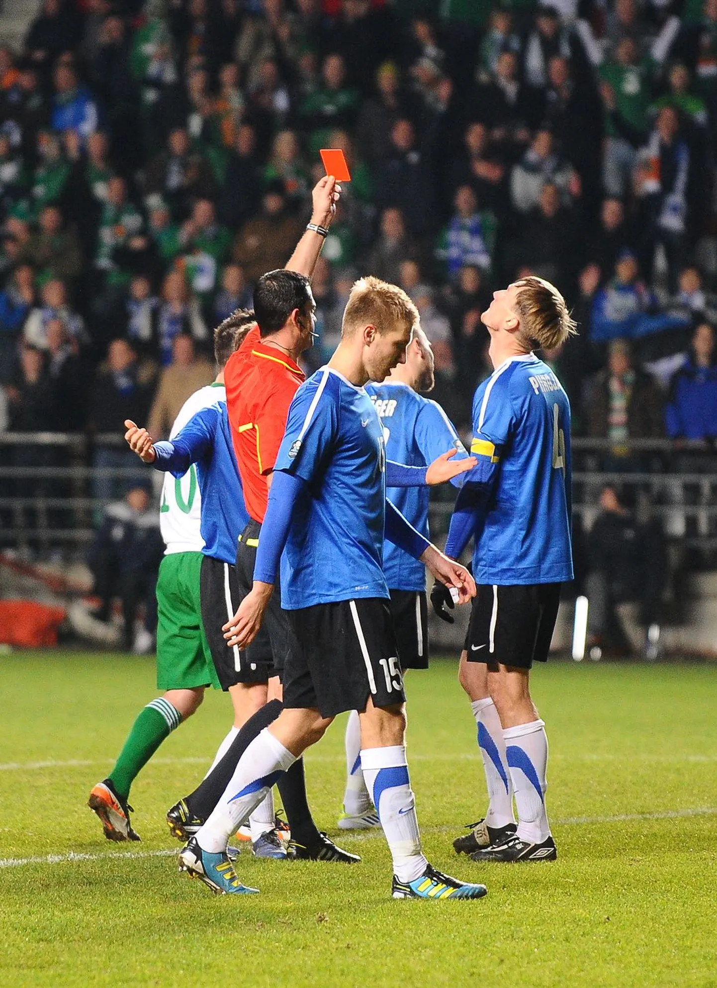 Eesti-Iirimaa esimene play-off. Kaks kollast kaarti andsid Piirojale lõpuks kokku punase ja tal tuli väljakult lahkuda.